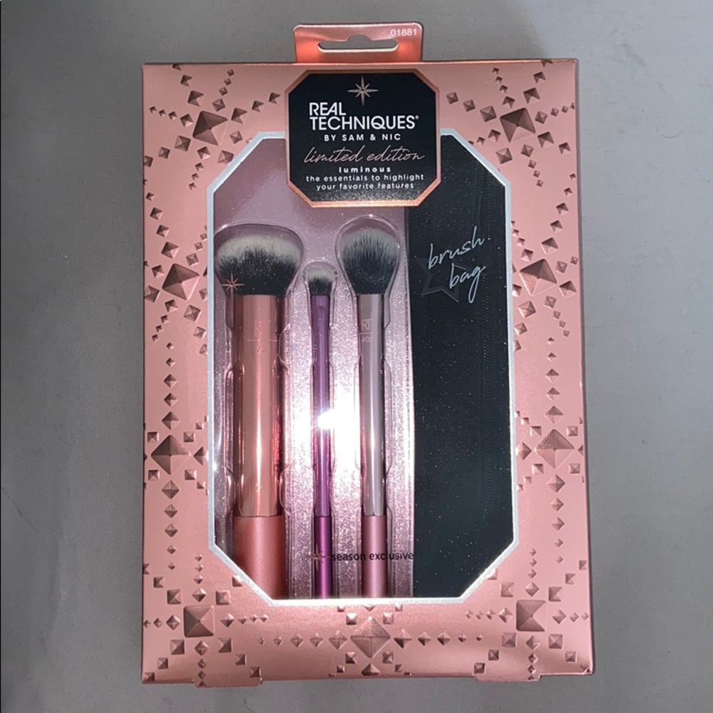 MAKEUP BRUSHES